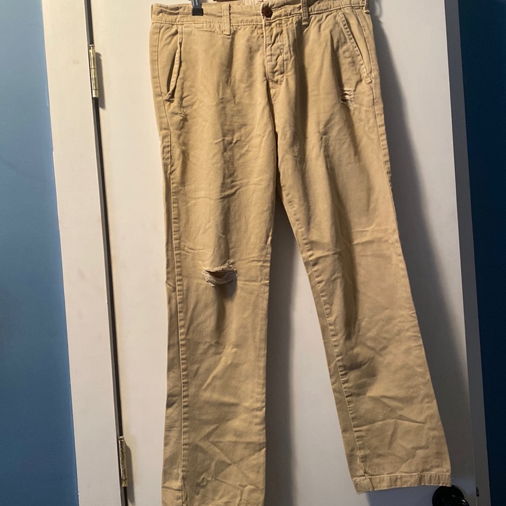 Hollister 32x30 khaki straight leg. Great condition. Distressed.